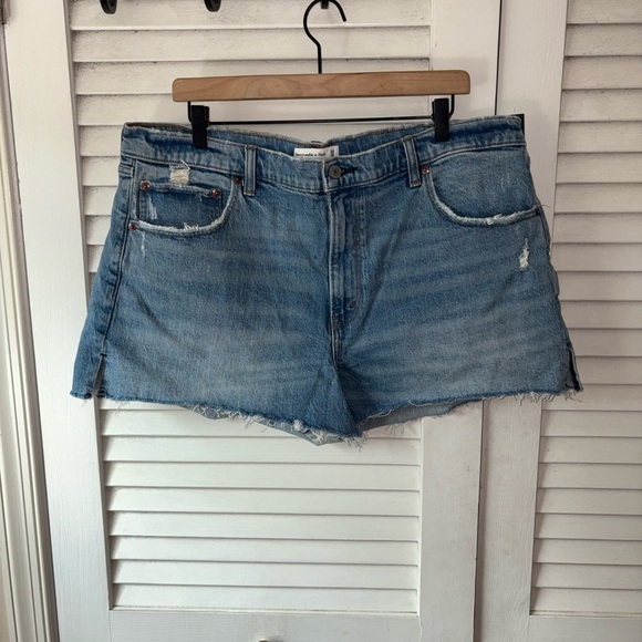 NWT Abercrombie and Fitch The Mom High Rise Denim Shorts size 18/34 - Picture 2 of 6